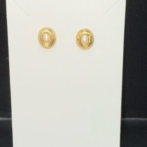Elegant Gold and Pearl Stud Earrings post-backs